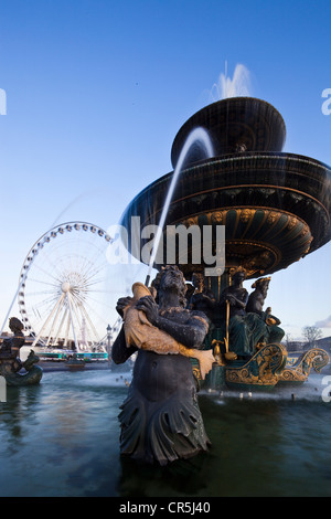 France, Paris, la fontaine des fleuves sur la Place de la Concorde et la Grande Roue (2009) Banque D'Images