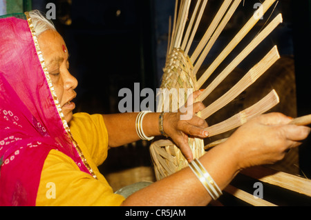 Woman making local panier de bambou, Jodhpur, Rajasthan, Inde, Asie Banque D'Images