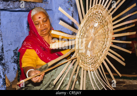 Woman making local panier de bambou, Jodhpur, Rajasthan, Inde, Asie Banque D'Images