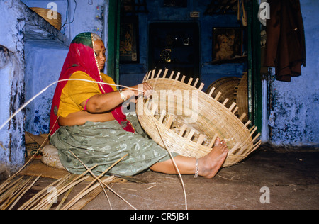 Woman making local panier de bambou, Jodhpur, Rajasthan, Inde, Asie Banque D'Images