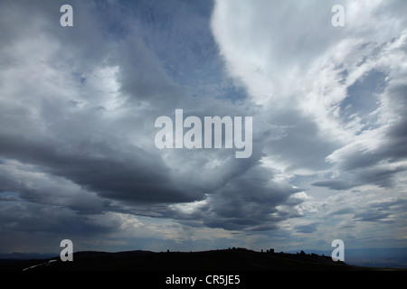 Sombres nuages sur Kopuwai Conservation Area, Old Man Range, Central Otago, île du Sud, Nouvelle-Zélande Banque D'Images