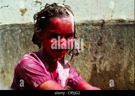 Fille essaie de se nettoyer après les célébrations du festival Holi, Vrindaban, Uttar Pradesh, Inde, Asie Banque D'Images