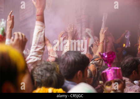 Visiteurs à Bihari Temple pendant Holi festival, Vrindaban, Uttar Pradesh, Inde, Asie Banque D'Images