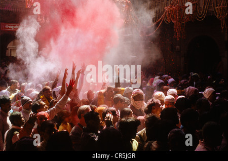 Visiteurs à Bihari Temple pendant Holi festival, Vrindaban, Uttar Pradesh, Inde, Asie Banque D'Images