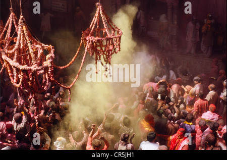 Visiteurs à Bihari Temple pendant Holi festival, Vrindaban, Uttar Pradesh, Inde, Asie Banque D'Images