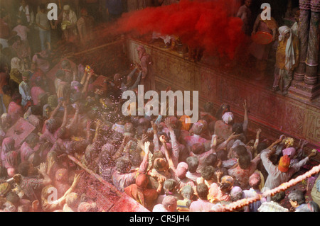 Visiteurs à Bihari Temple pendant Holi festival, Vrindaban, Uttar Pradesh, Inde, Asie Banque D'Images