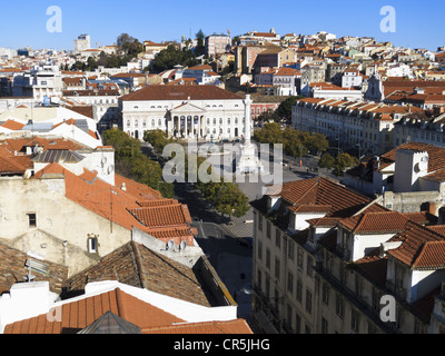 Vue sur la Praça de Dom Pedro IV (Rossio Square) de Elevador de Santa Justa. Lisbonne, Portugal. Banque D'Images