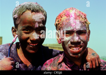 Les visiteurs du festival Holi, vaporisé avec de la couleur en poudre et de l'eau, Vrindaban, Uttar Pradesh, Inde, Asie Banque D'Images