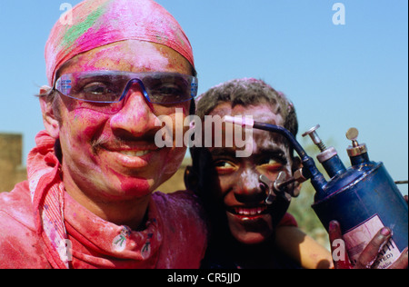 Les visiteurs du festival Holi, vaporisé avec de la couleur en poudre et de l'eau, Vrindaban, Uttar Pradesh, Inde, Asie Banque D'Images