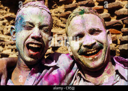 Les visiteurs du festival Holi, vaporisé avec de la couleur en poudre et de l'eau, Vrindaban, Uttar Pradesh, Inde, Asie Banque D'Images