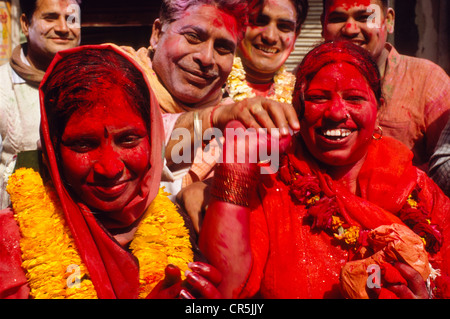 Les visiteurs du festival Holi, vaporisé avec de la couleur en poudre et de l'eau, Vrindaban, Uttar Pradesh, Inde, Asie Banque D'Images