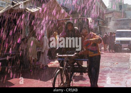 Les visiteurs du festival Holi, vaporisé avec de la couleur en poudre et de l'eau, Vrindaban, Uttar Pradesh, Inde, Asie Banque D'Images