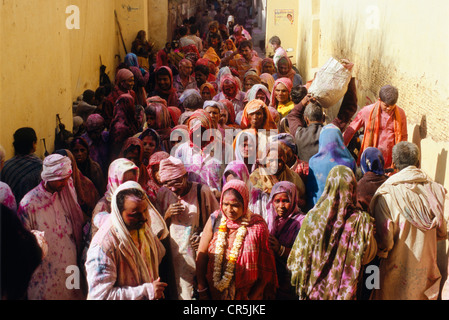 Les visiteurs du festival Holi, vaporisé avec de la couleur en poudre et de l'eau, Vrindaban, Uttar Pradesh, Inde, Asie Banque D'Images