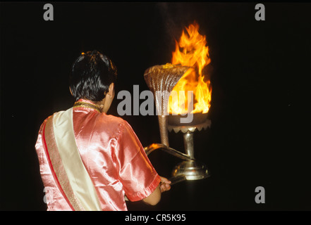 Aartii, la cérémonie d'une bonne nuit pour le Gange, effectuée par des prêtres, Varanasi, Uttar Pradesh, Inde, Asie Banque D'Images