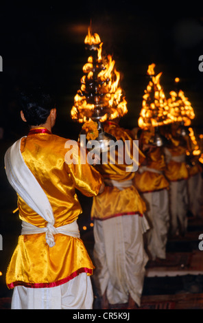 Aartii, la cérémonie d'une bonne nuit pour le Gange, effectuée par des prêtres, Varanasi, Uttar Pradesh, Inde, Asie Banque D'Images