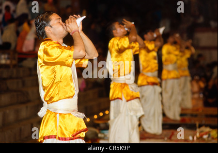 Aartii, la cérémonie d'une bonne nuit pour le Gange, effectuée par des prêtres, Varanasi, Uttar Pradesh, Inde, Asie Banque D'Images