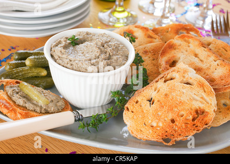 Le pâté de foie de poulet fait maison avec avec levain grillées et cornichons, disposés sur un plateau. Banque D'Images