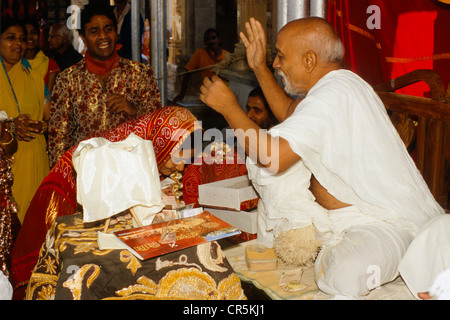 Jain prêtres bénissent tous les pèlerins qui a fini le long chemin jusqu'à Shatrunjaya, Palitana, Gujarat, Inde, Asie Banque D'Images