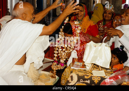 Jain prêtres bénissent tous les pèlerins qui a fini le long chemin jusqu'à Shatrunjaya, Palitana, Gujarat, Inde, Asie Banque D'Images