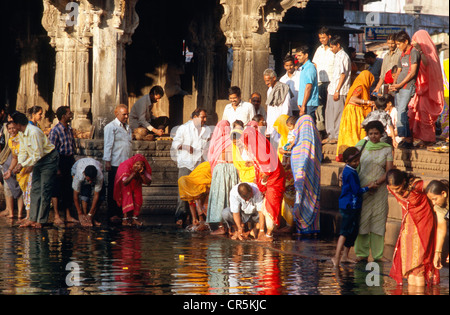 Les pèlerins se baigner dans la source de la rivière Godavari sainte pour laver les péchés, Trmbak, Maharashtra, Inde, Asie Banque D'Images