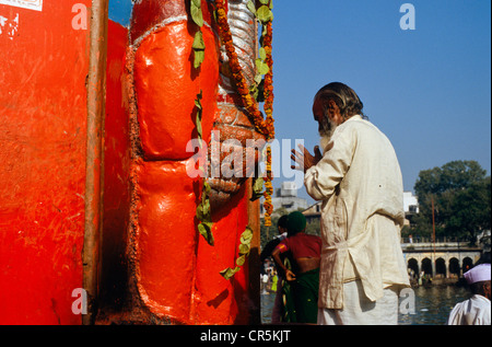 L'homme faisant sa prière du matin pour les déesses, Nasik, Maharashtra, Inde, Asie Banque D'Images