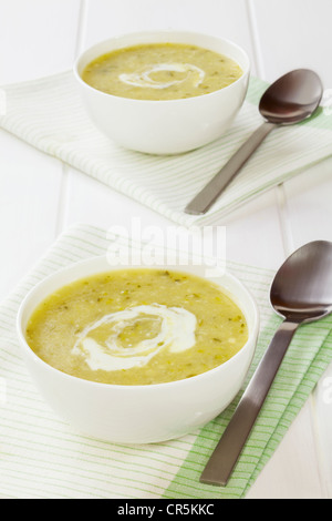 Deux bols de soupe courgette courgette ou crème, incandescent. Banque D'Images