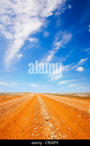 Route de terre dans l'outback australien, sous un ciel bleu brûlant. Banque D'Images