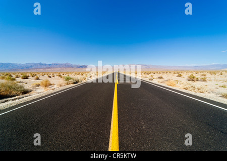 Longue ligne droite route ou autoroute s'étendant à l'infini, la Death Valley, Californie, USA. JMH5360 Banque D'Images