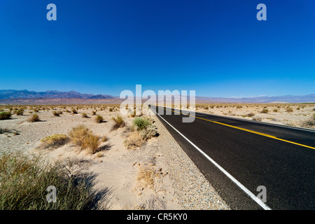 Longue ligne droite route ou autoroute s'étendant à l'infini, la Death Valley, Californie, USA. JMH5361 Banque D'Images