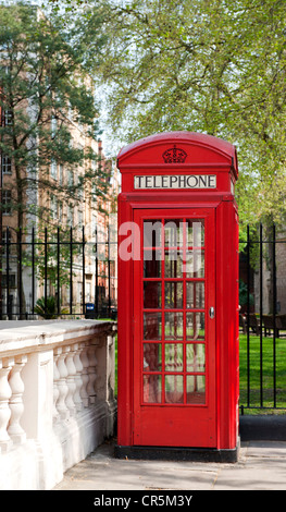 Cabine téléphonique rouge à Mayfair, Mount Street Gardens, Londres, Angleterre, Royaume-Uni, Europe Banque D'Images