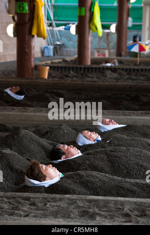 Le Japon, l'île de Kyushu, ville d'Ibusuki, bain de sable chaud sur la plage de l'Ibusuki Sunamushi Onsen Banque D'Images