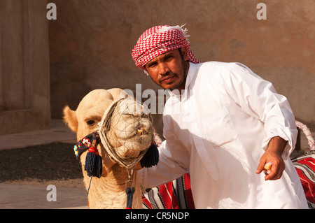 Elk206-2438 Emirats arabes unis, dubaï, Bastakiya trimestre, camp Bédouin, camel avec handler Banque D'Images