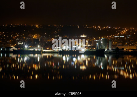 Dunedin City reflétée dans le port d'Otago, île du Sud, Nouvelle-Zélande Banque D'Images