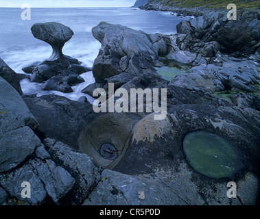 Kannesteinen ou Kannestein Rock, près de Måløy, Maloey, polis par le ressac, Vågsøy, Vagsoey, Sogn og Fjordane, Norvège, Europe Banque D'Images