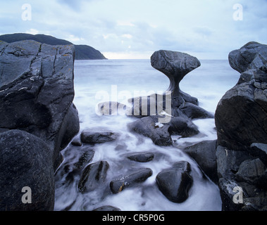 Kannesteinen ou Kannestein Rock, près de Måløy, Maloey, polis par le ressac, Vågsøy, Vagsoey, Sogn og Fjordane, Norvège, Europe Banque D'Images