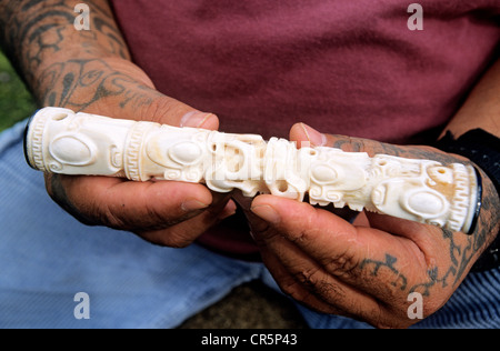 La France, l'archipel des Marquises, Polynésie Française, îles du sud, l'île de Fatu Hiva, Teiki Barsinas, sculpteur de l'os Banque D'Images