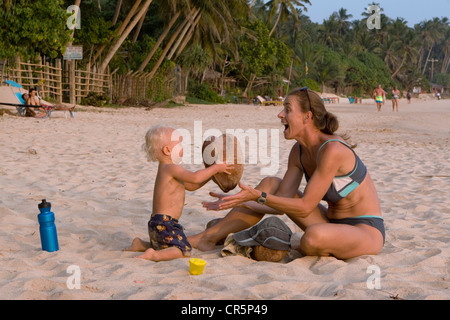 Femme australienne et son fils mineur sur la plage de Mirissa, Sud, Sri Lanka Banque D'Images