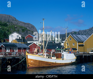 Bateau de pêche dans le port de Nusfjord, Flakstadøya Island, îles Lofoten, Norvège, Scandinavie, Europe Banque D'Images