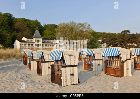 Chaises de plage en osier couvert sur une plage près de Binz, Rügen, Mecklembourg-Poméranie-Occidentale, Allemagne, Europe Banque D'Images