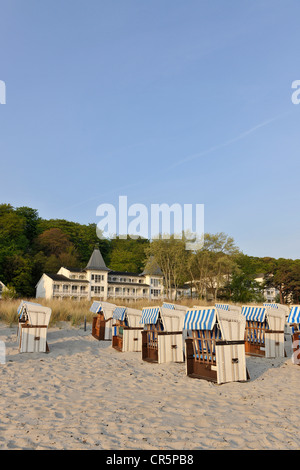 Chaises de plage en osier couvert sur une plage près de Binz, avec l'espace dans le ciel pour le texte, Rügen, Mecklembourg-Poméranie-Occidentale Banque D'Images
