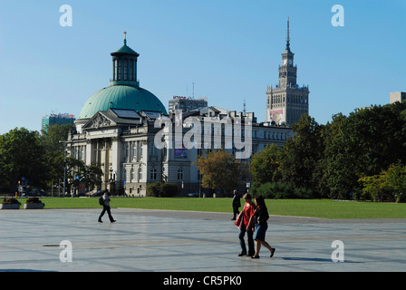 Pologne Varsovie Sainte Trinité Eglise évangélique de la Confession d'Augsbourg Galerie d'art nationale Zacheta vu de la place Pilsudskiego Banque D'Images