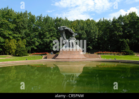 Pologne, Varsovie, monument dédié au compositeur Frédéric Chopin, oeuvre de sculpteur Waclaw Szymanowski, situé à l'intérieur Banque D'Images