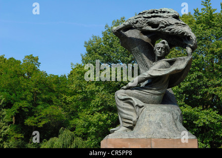 Pologne, Varsovie, monument dédié au compositeur Frédéric Chopin, oeuvre de sculpteur Waclaw Szymanowski, situé à l'intérieur Banque D'Images