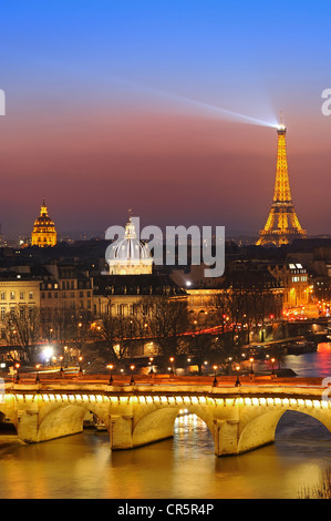 France, Paris, les rives de la rivière Seine, au patrimoine mondial de l'UNESCO le pont Neuf (nouveau pont) au-dessus de la Seine, les dômes Banque D'Images
