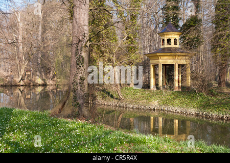 Pavillon chinois reflète dans l'étang du château, flocons de printemps foisonnent dans le parc du château près de Riesa Jahnishausen Banque D'Images