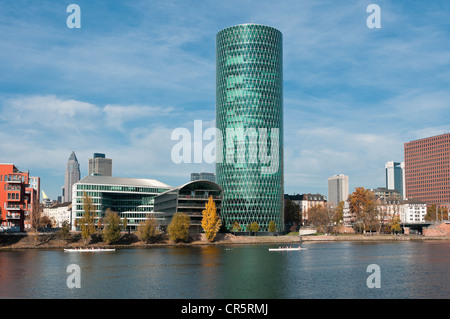 Westhafen Tower, Tour de Francfort surnommé 'Das Gerippte', qui signifie littéralement 'la' rhombique ressemblant à la Banque D'Images