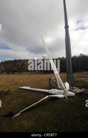 Chef de l'éolienne sur terre avec lames cassées, NSW, Australie. Pas de PR Banque D'Images