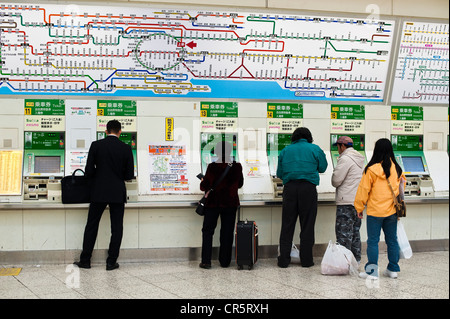 L'île de Honshu, Japon, Tokyo, dans le métro à la Gare de Ueno, distributeurs Banque D'Images