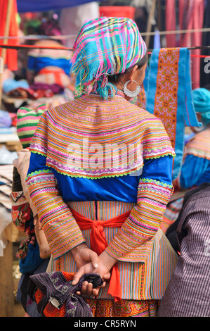 Marché du peuple, femme dans le costume de la minorité ethnique hmong, ethnie Hmong Fleurs, Sin Cheng District, Si Ma Cai Banque D'Images