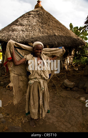 Vieille femme debout devant une hutte près de Bilbilla Chirkos, Lalibela, Ethiopie, Afrique Banque D'Images